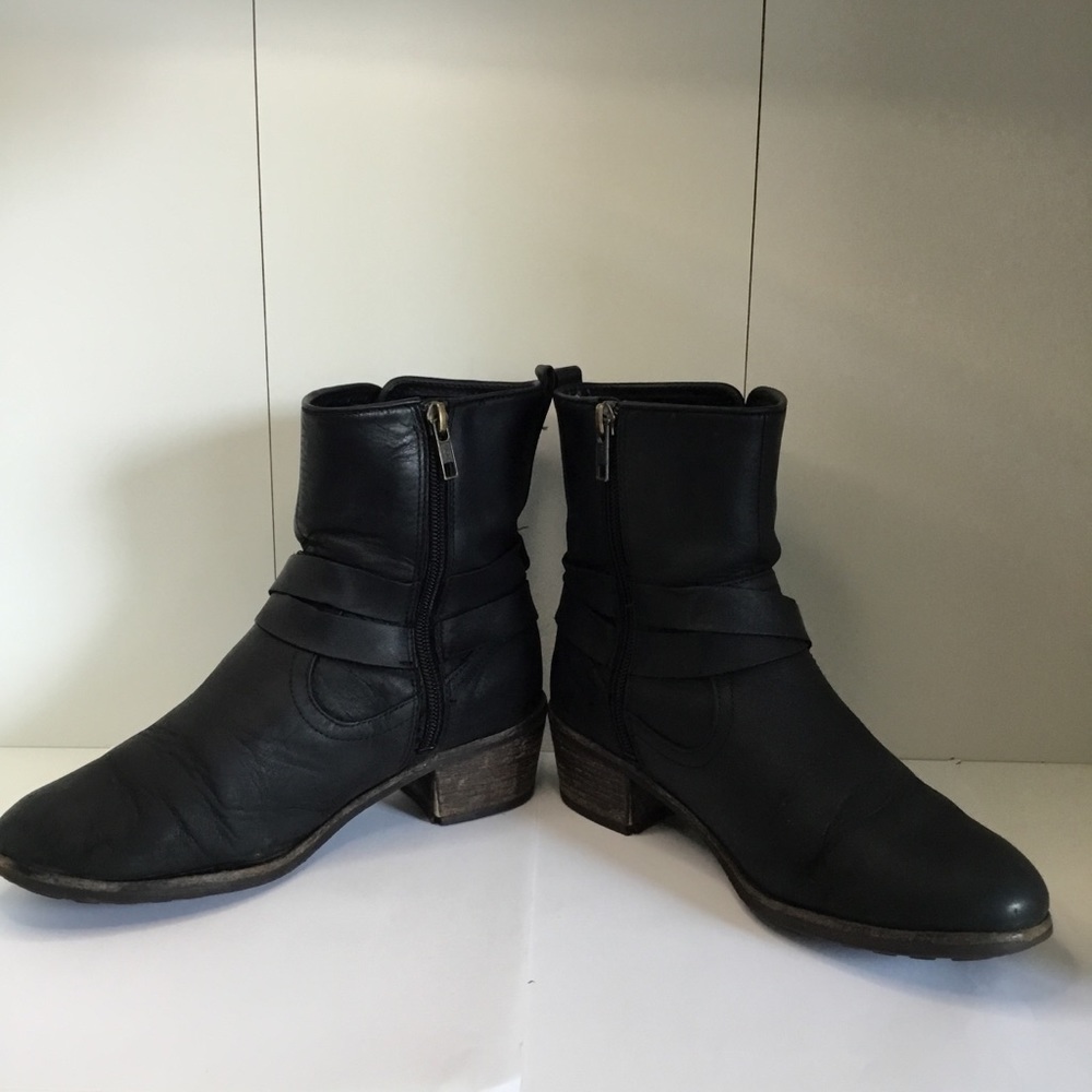 COPY - Ugg Women's Shoes Rugged Black Booties Size 6 - Picture 10 of 16